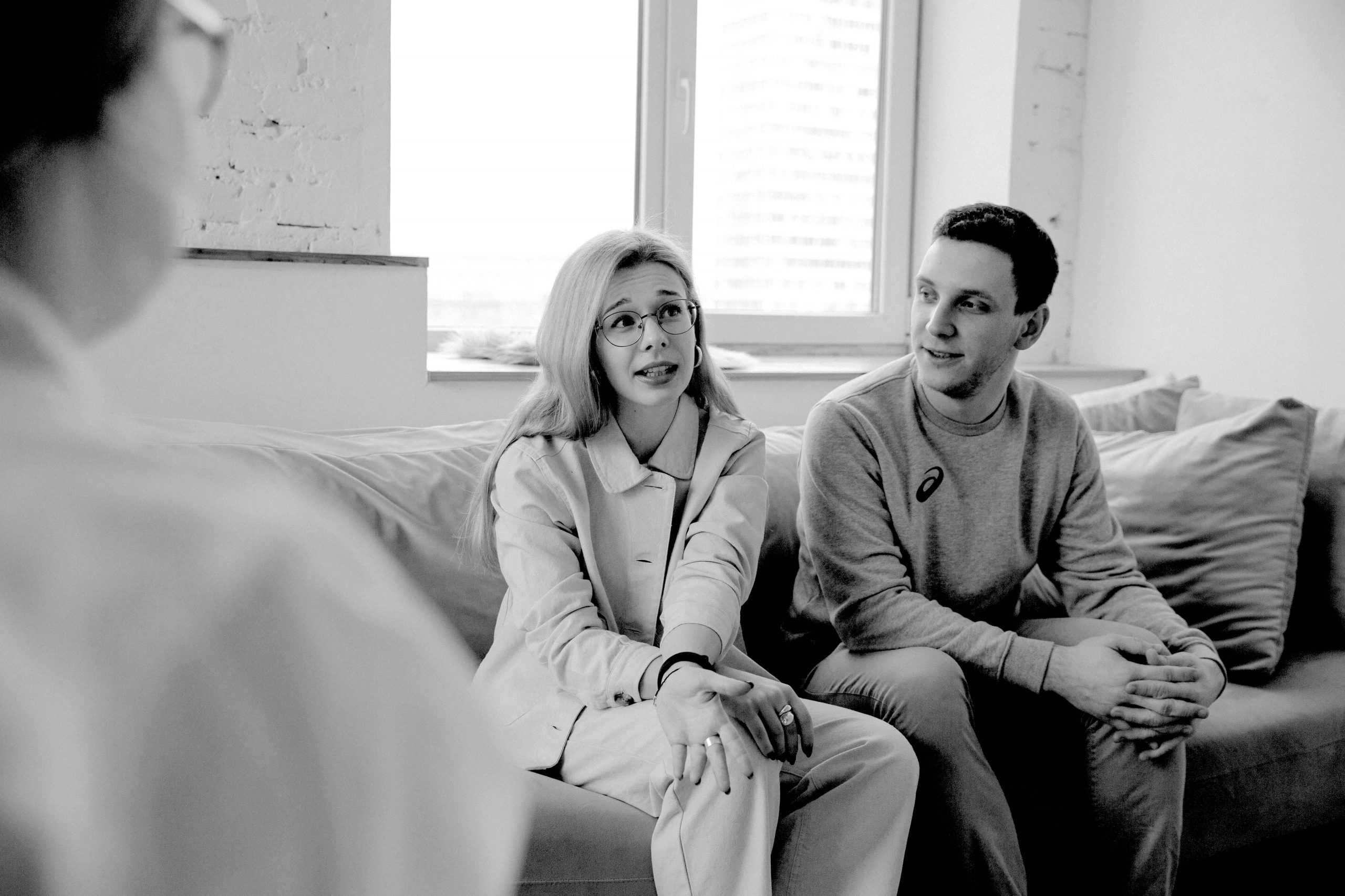 Paar sitzt auf einer Couch während einer Paartherapie