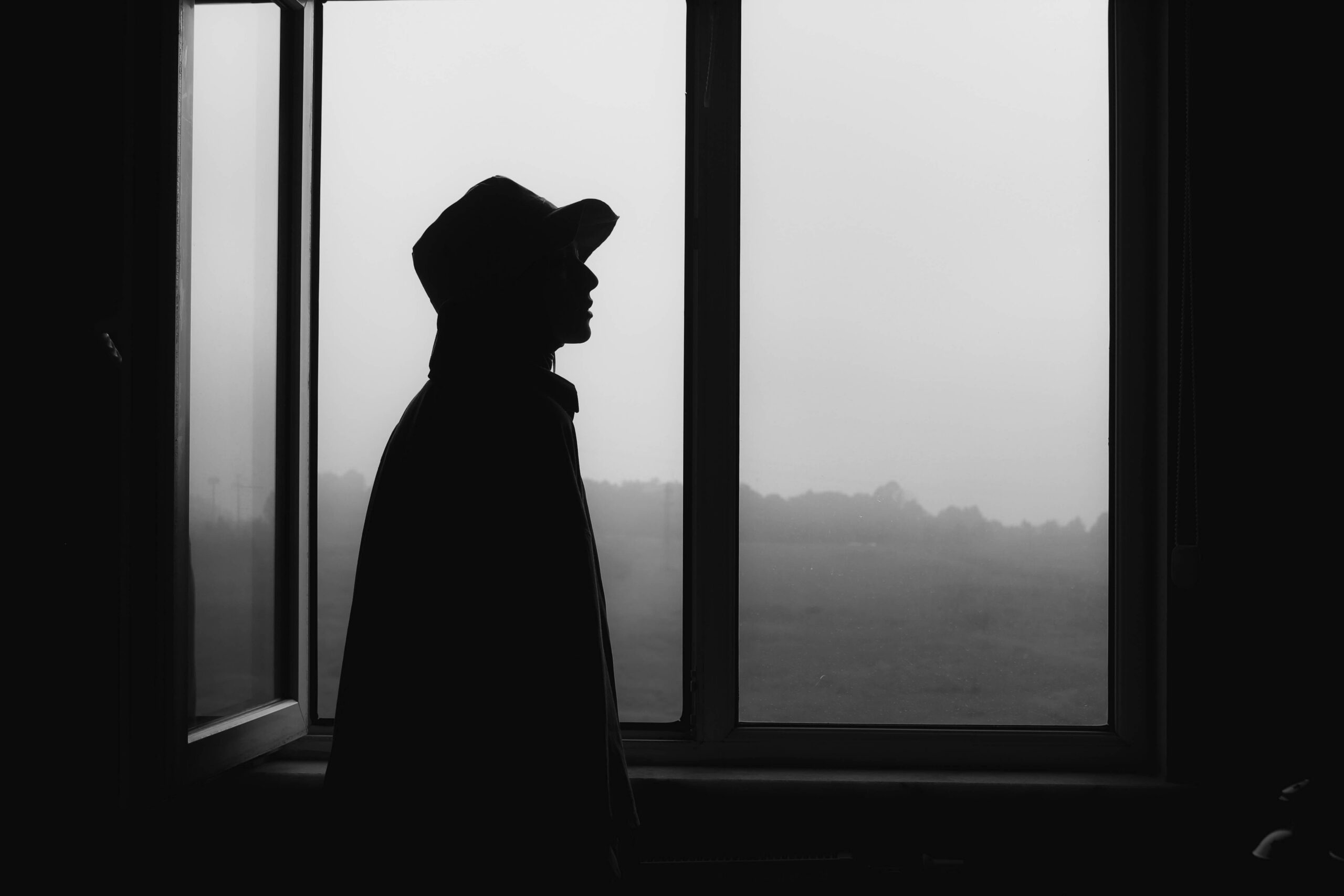 Person schaut aus dem Fenster